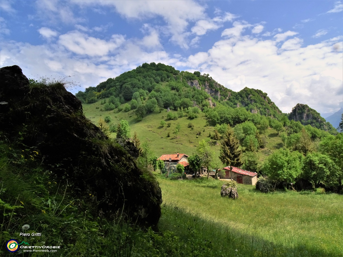 51 Verde conca prativa con vista sulla cima del Monte Zucco.JPG